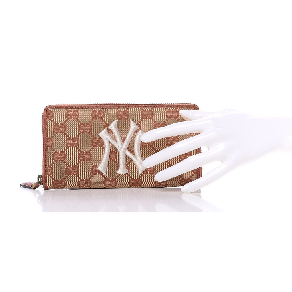 Gucci New York Yankees GG Canvas Clutch in Brown